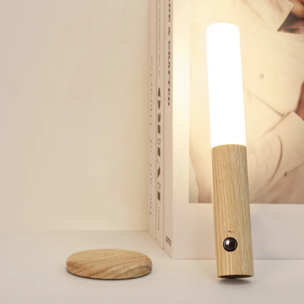 Luminária LED Inteligente com Sensor de Movimento PIR – Base Magnética e Acabamento em Madeira - Imagem 4