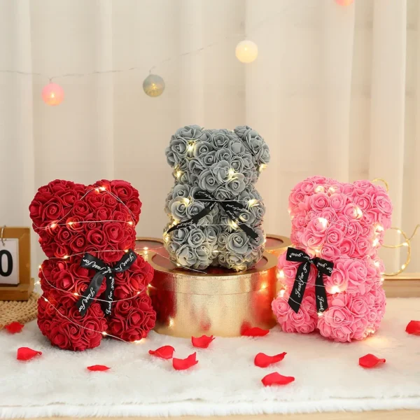 Urso de Rosas com Luz 25cm + Caixa Presente – Presente Romântico para Namorada, Aniversário, Casamento ou Dia das Mães - Imagem 4